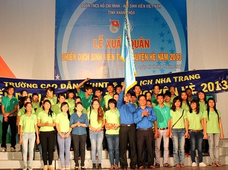 Youths present gifts to ethnic minorities in Khanh Hoa province - ảnh 1